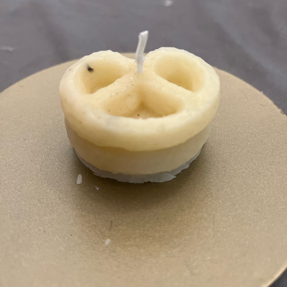 Cream pretzel candle